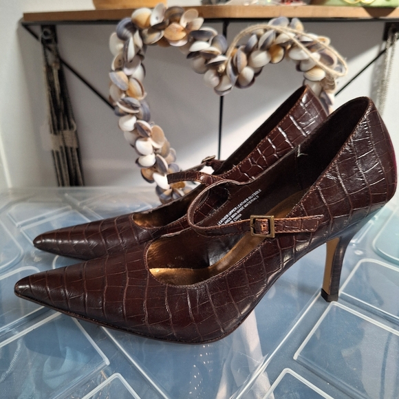 Issac Mizrahi Brown Leather Pumps with Adjustable Ankle Strap - Size 7 - Picture 5 of 8